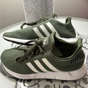 LNEW Adidas Swift Run Tennis Shoes Green Size 6.5 Men’s 7.5 Women’s